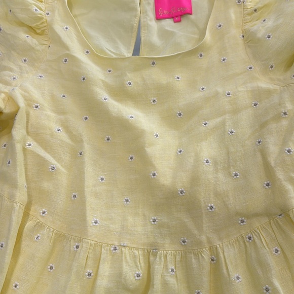 Lilly Pulitzer Size M 
Smoke/Pet free home 
MINT CONDITION - Picture 2 of 4